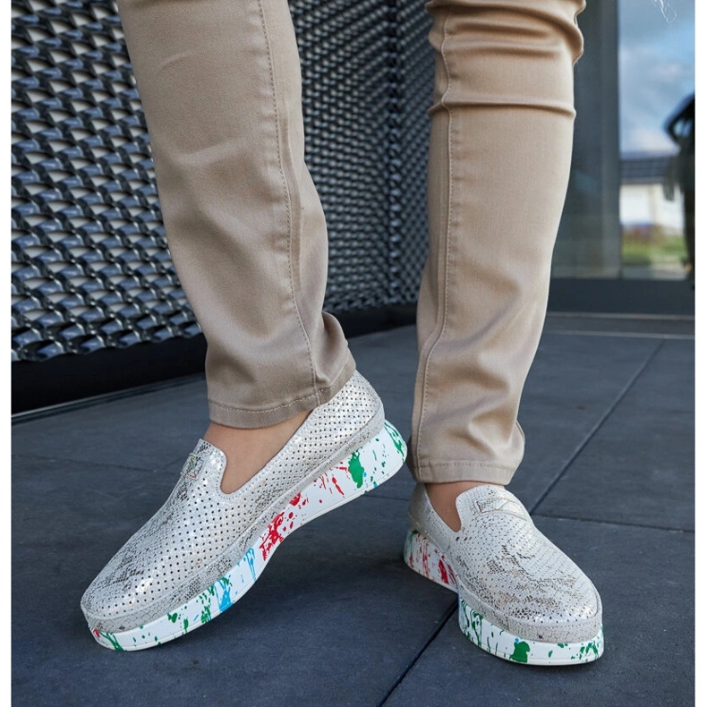 Beiget kengät, joissa värikäs kiila 1