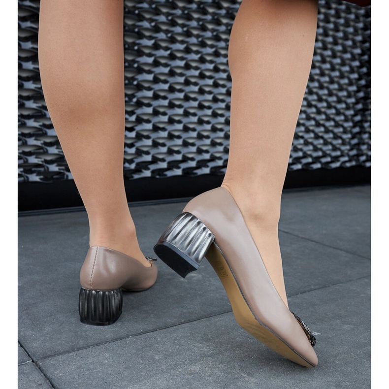 Ruskeat pumput, joissa nelikulmainen kärki 1