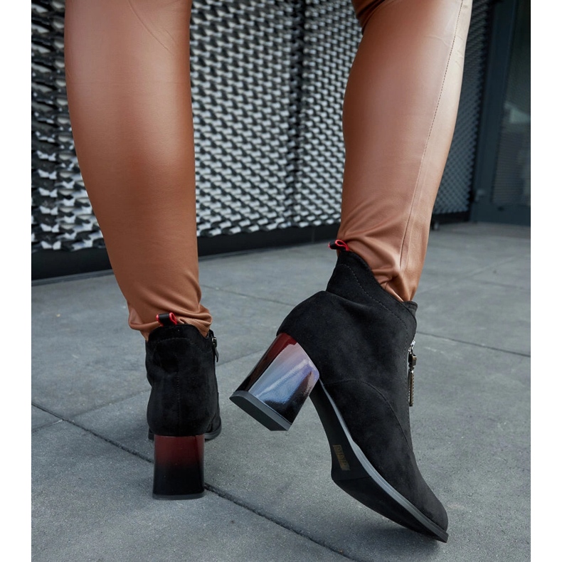 Mustat nilkkurit, joissa patentoitu kantapää 1