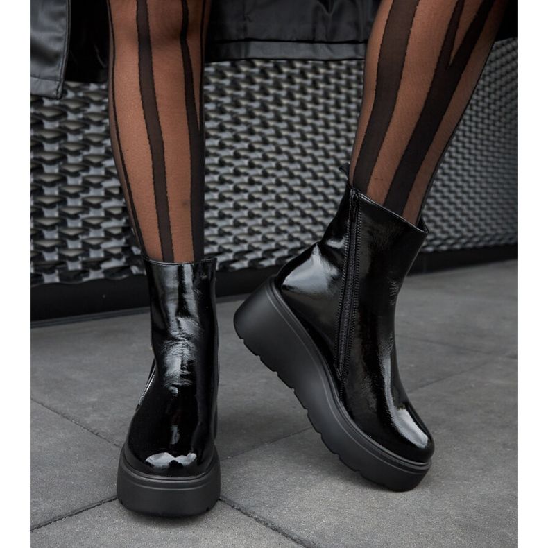 Mustat, eristetyt kiilakengät 1