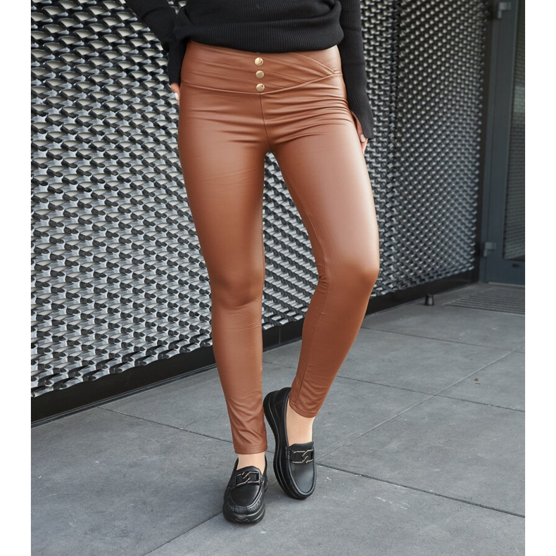 Mustat kiilahousut, joissa Vigolo-solki 1