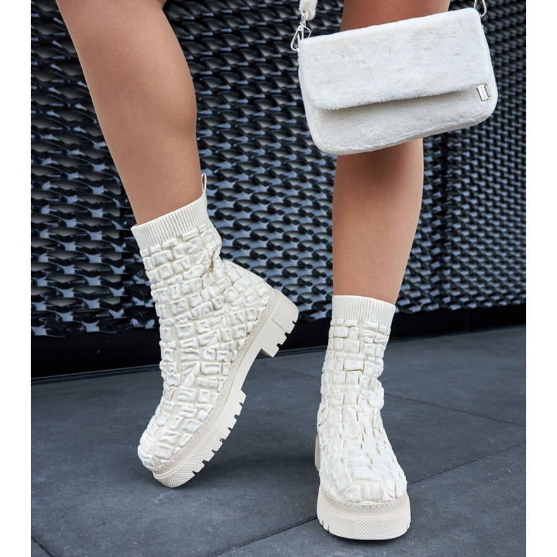 Arlingtonin beige-nilkkurit, joissa sukkapäällinen 1