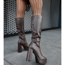 Zoccorinon ruskeat saappaat alustalla ja korolla 1