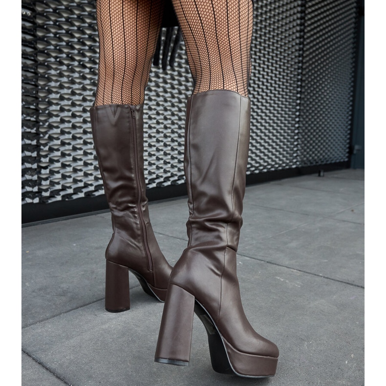 Zoccorinon ruskeat saappaat alustalla ja korolla 1