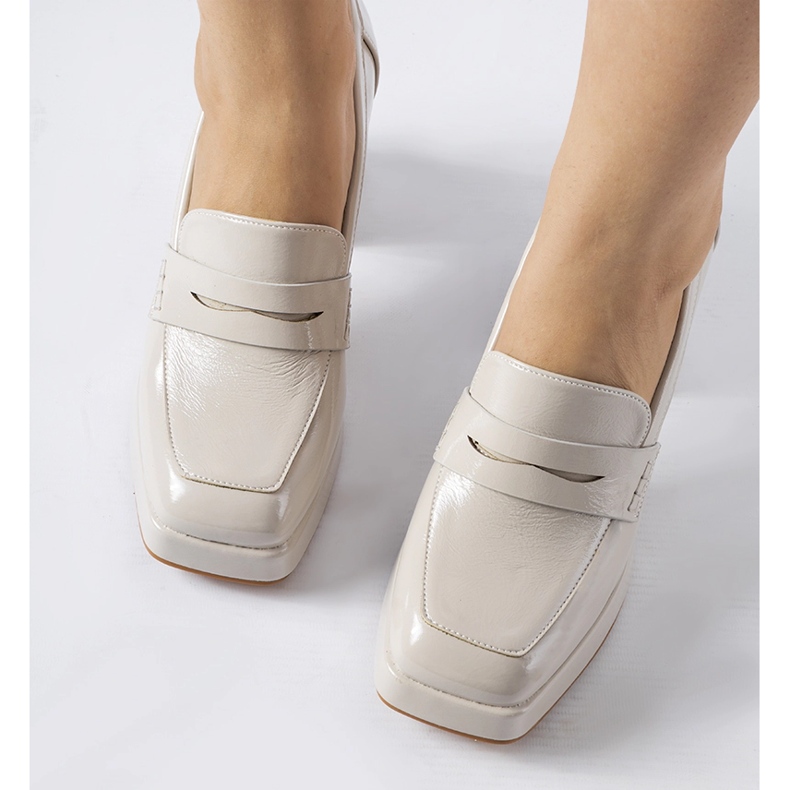 Harmaat patentoidut pumput, joissa West-kanta 1