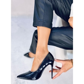 Pumput Lone Black -korkokenällä musta 1