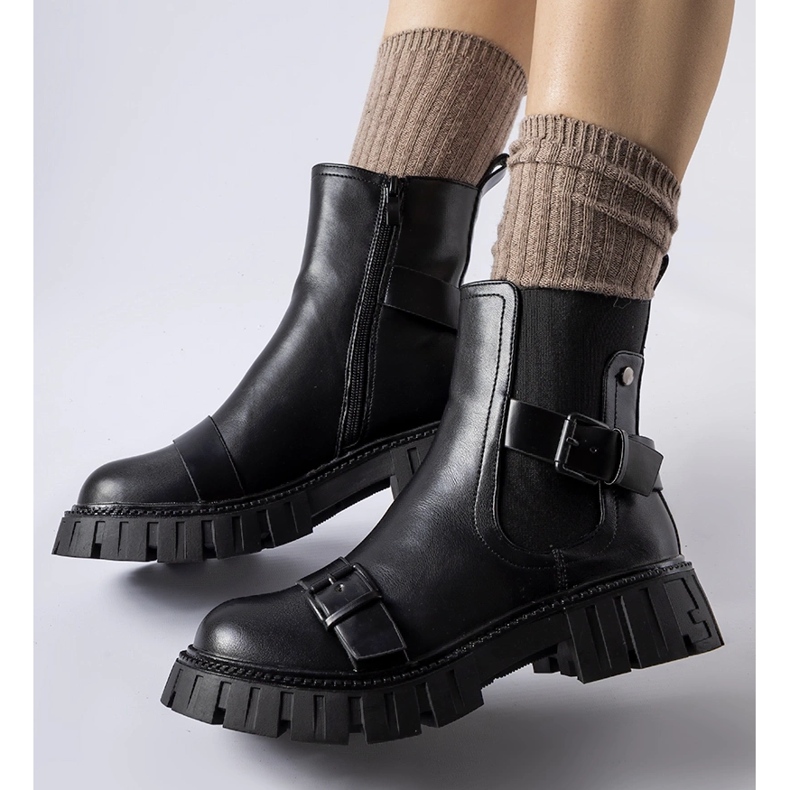 Mustat nilkkurit massiivisella Fontarine-pohjalla 1