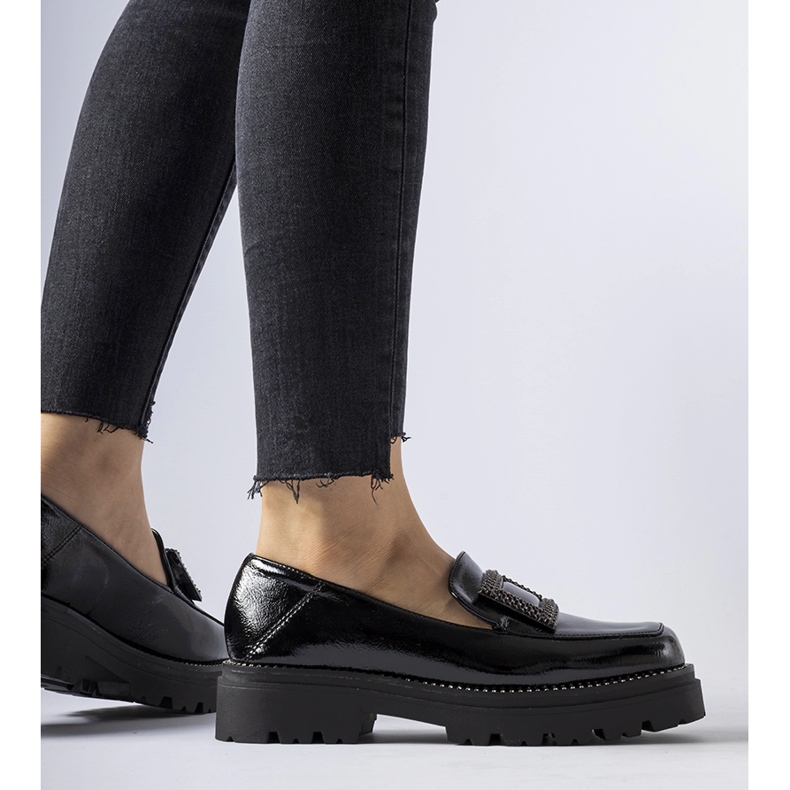 Clarksin mustat patentoidut loaferit strassilla 1