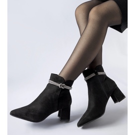 Mustat Alba-eristetyt nilkkurit 1