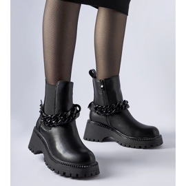 Mustat nilkkurit massiivisella Beltran-pohjalla 1