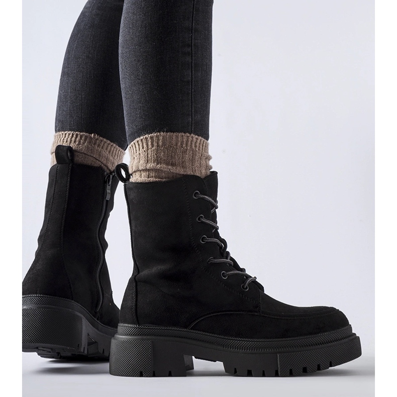 Mustat tennarit massiivisella Riel-pohjalla 2