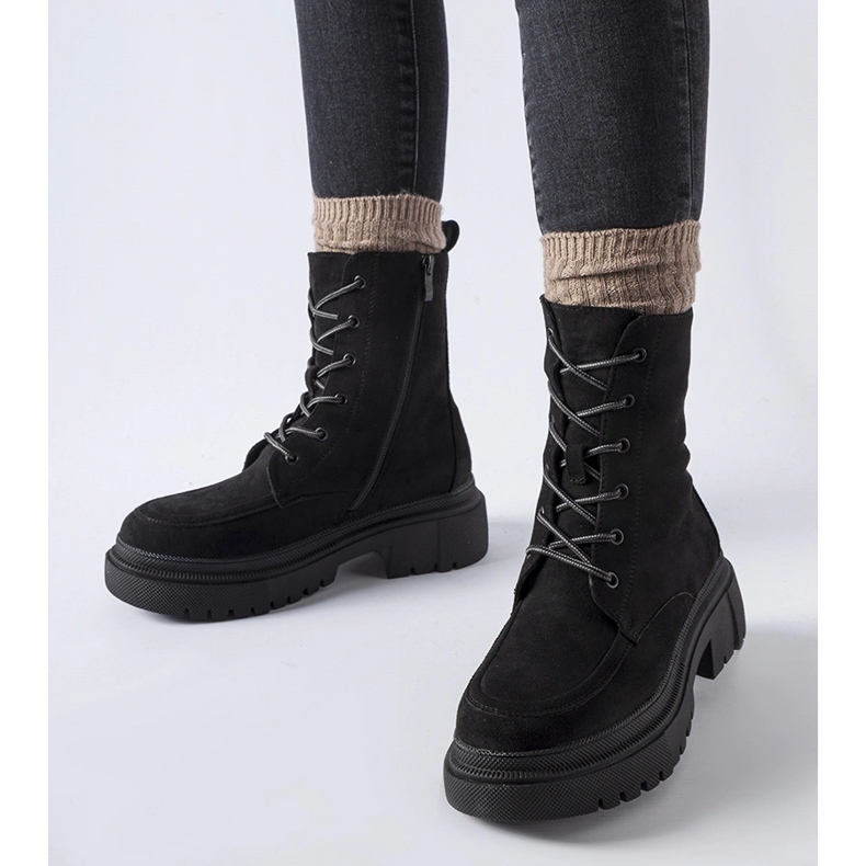 Mustat tennarit massiivisella Riel-pohjalla 1