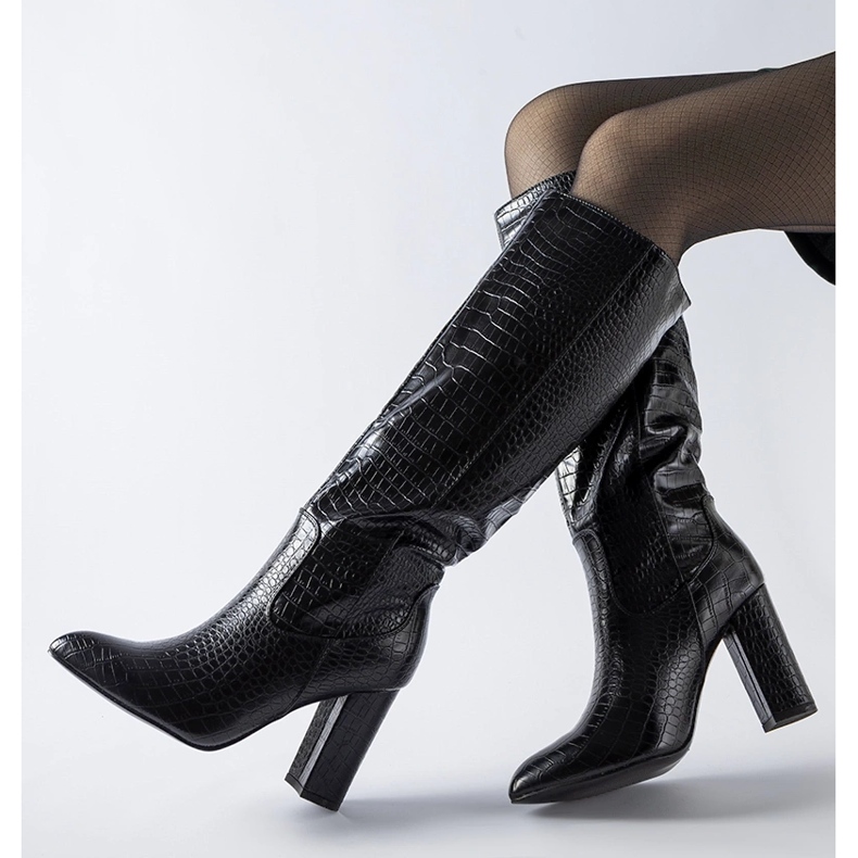 Mustat saappaat, joissa Facino-kuviointi kantapäässä 1