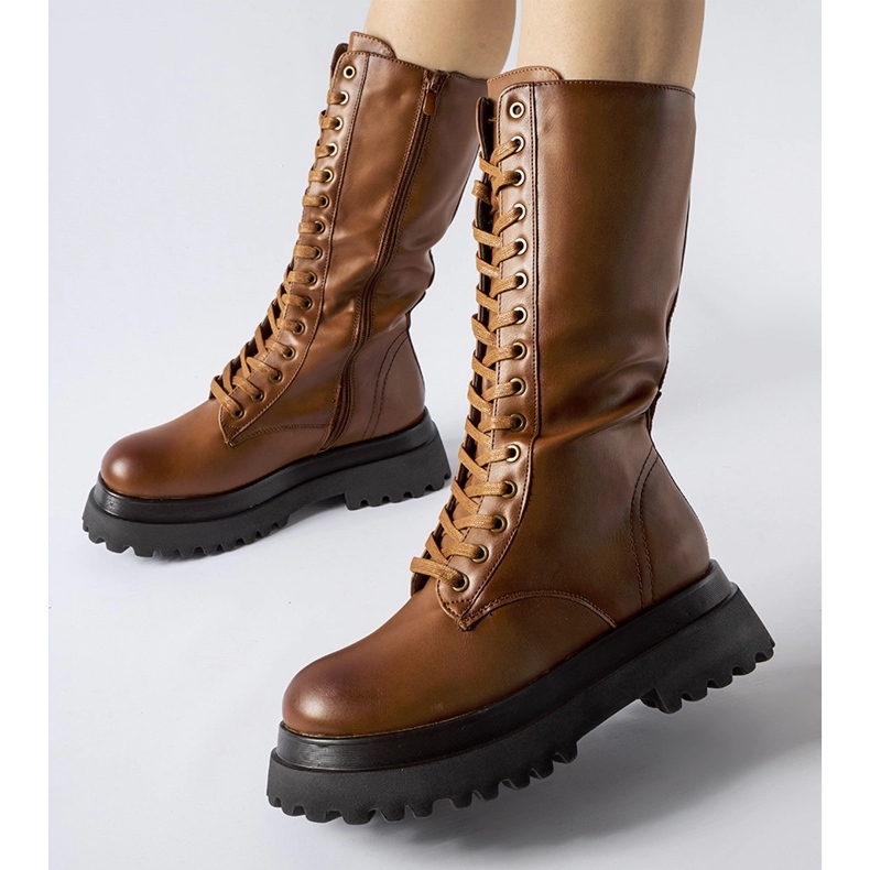 Uptonin ruskeat korkeaeristetyt saappaat 1