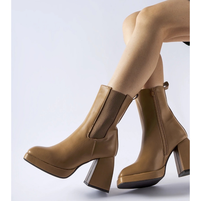 Ruskeat, eristetyt Adamon nilkkurit 1