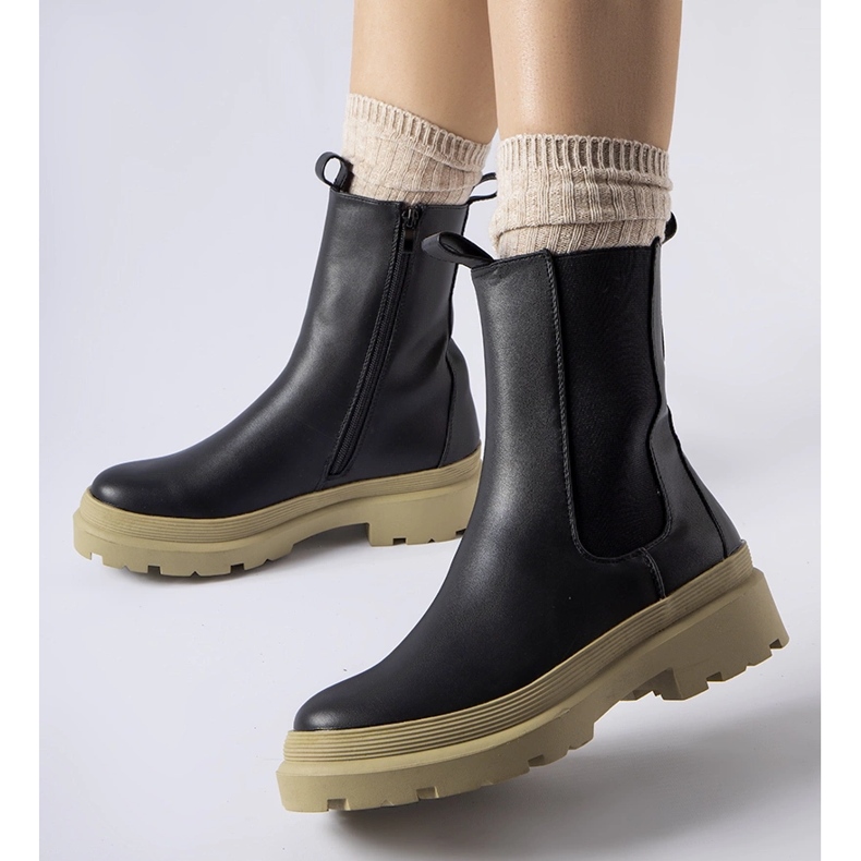 Mustat Georgette-saappaat, joissa oliivipohjainen 1