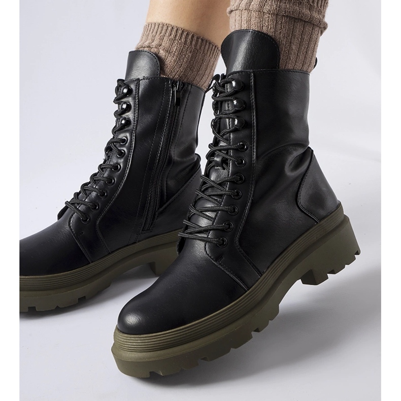 Mustat tennarit, joissa värikäs Quennie-pohja 1