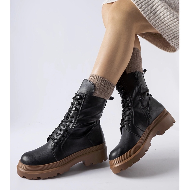 Mustat tennarit, joissa värikäs Quennie-pohja 1