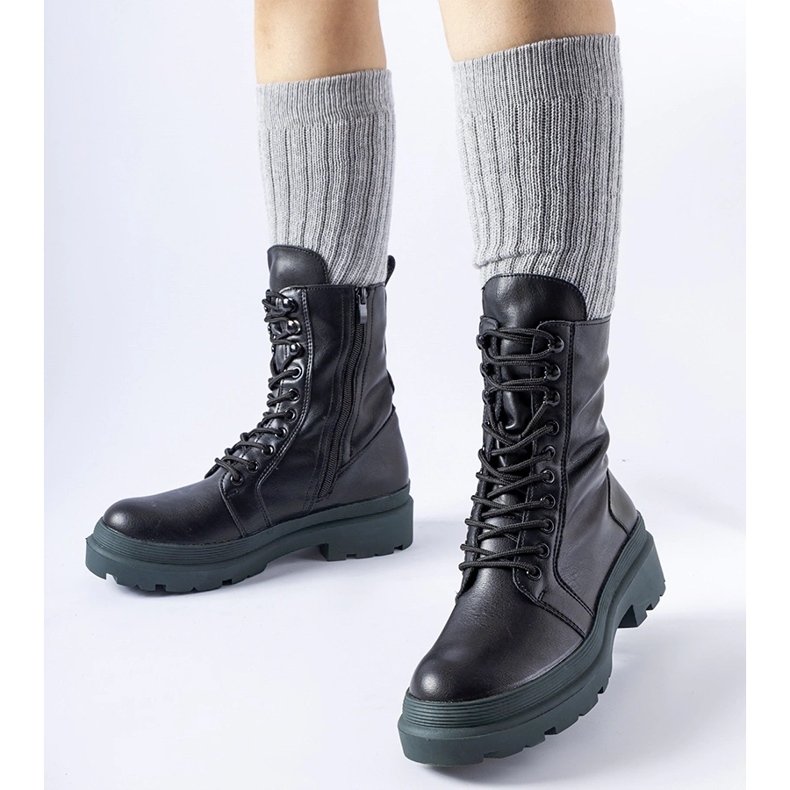 Mustat tennarit, joissa värikäs Quennie-pohja 1