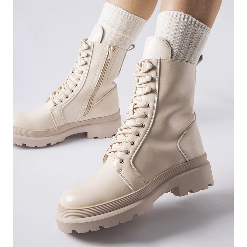 Beiget litteät saappaat Zacharie-suojalla 1