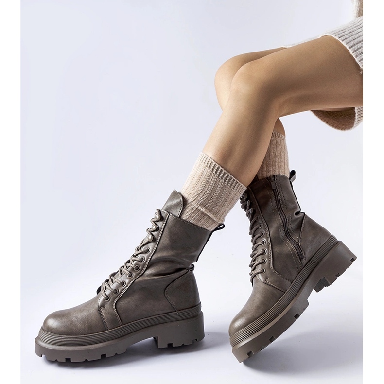 Harmaat saappaat Zacharie-suojalla 1