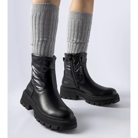 Mustat nilkkurit, joissa koristeellinen päällinen, by Garrett 1