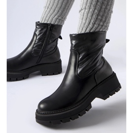 Mustat nilkkurit, joissa koristeellinen päällinen, by Garrett 2