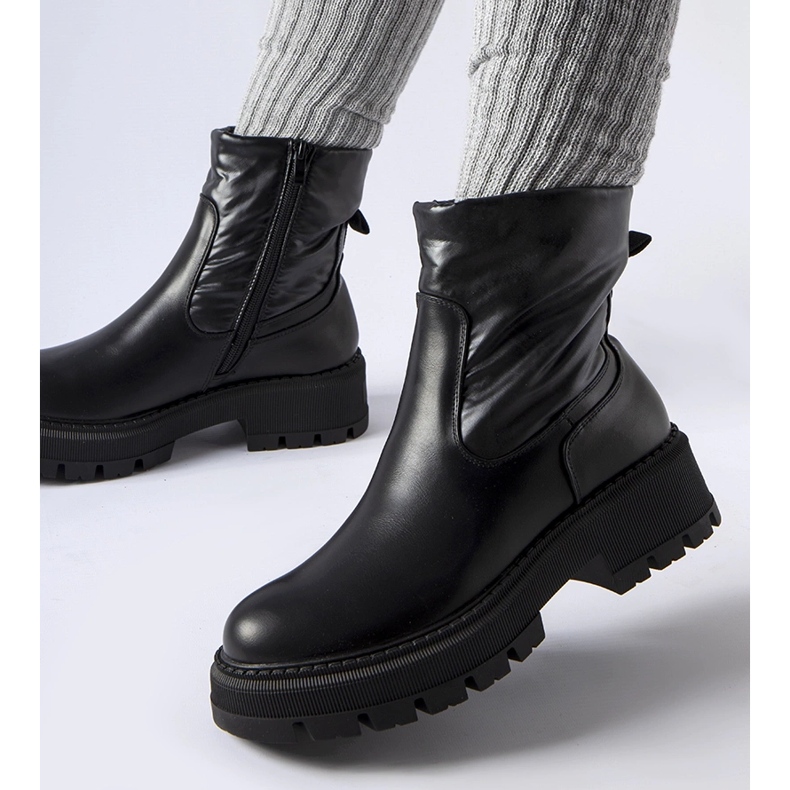 Mustat nilkkurit, joissa koristeellinen päällinen, by Garrett 2