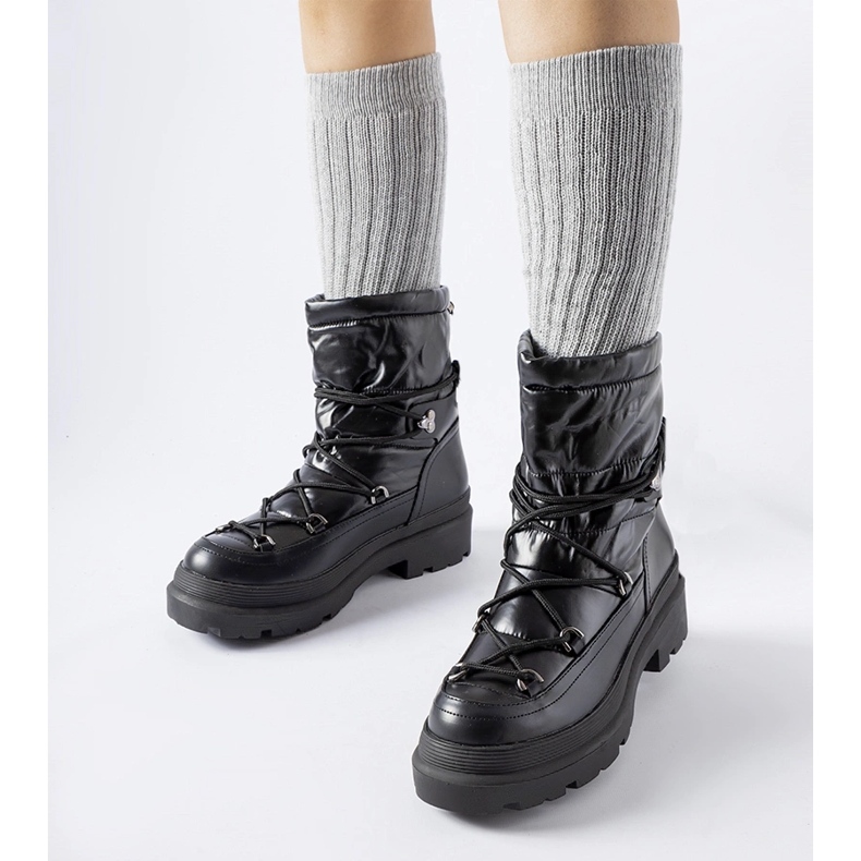 Mustat lumisaappaat Eagleville-mansetilla 1