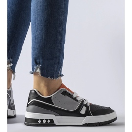 Archie mustat kengät oranssilla kielellä 1