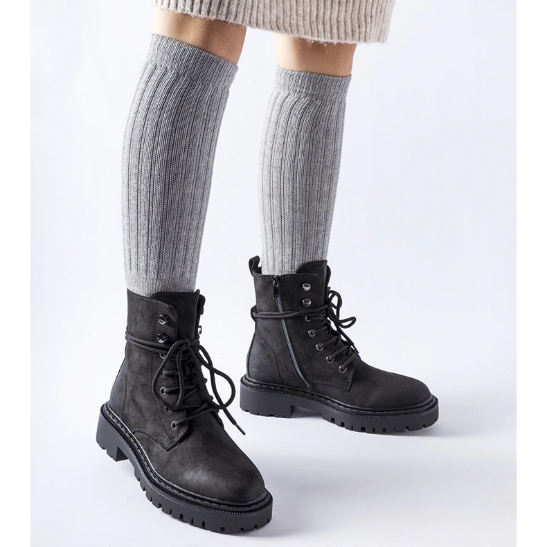 Mustat tasaiset saappaat Brattle-suojalla 1