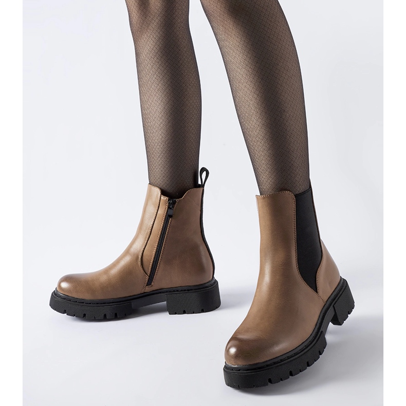 Ruskeat eristettyjä Piedalue-nilkkureita 1