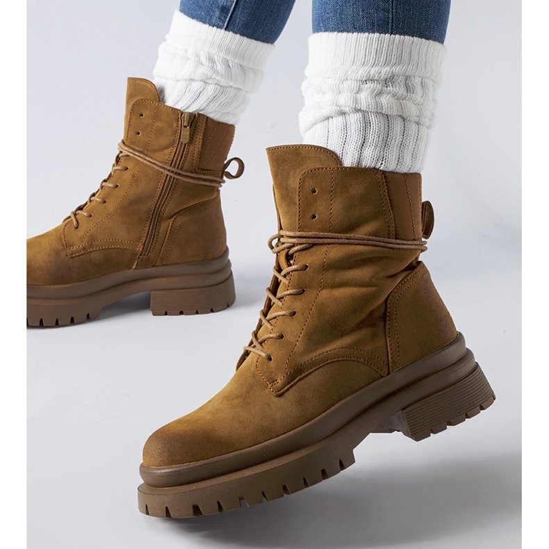 Vadnais ruskeat saappaat kuluneella kärjellä 1