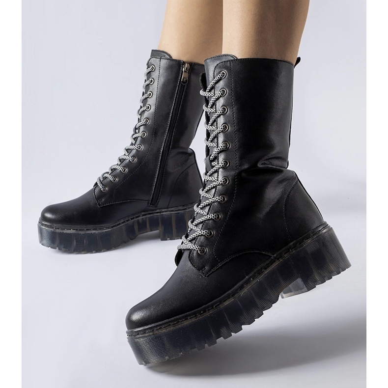 Mustat patentoidut Middletown-eristetyt saappaat 1