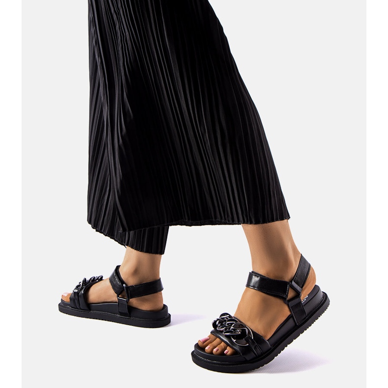 Machesneyn mustat urheilusandaalit ketjulla 1