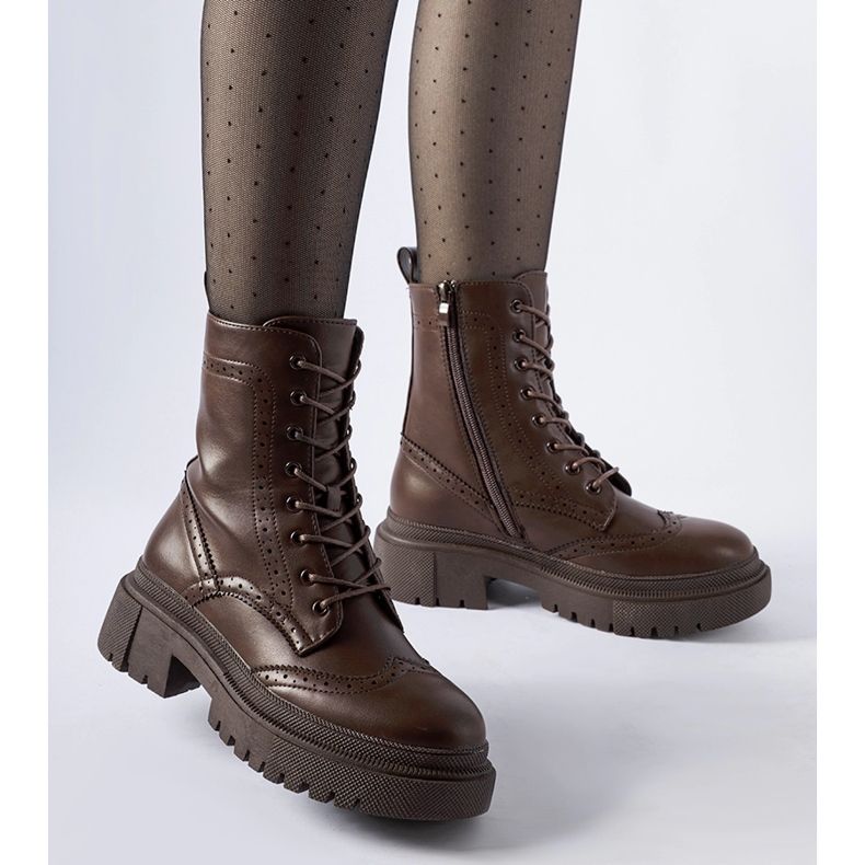 Ruskeat saappaat koristeltu Nicla-ompeleilla 1