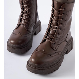 Ruskeat saappaat koristeltu Nicla-ompeleilla 2