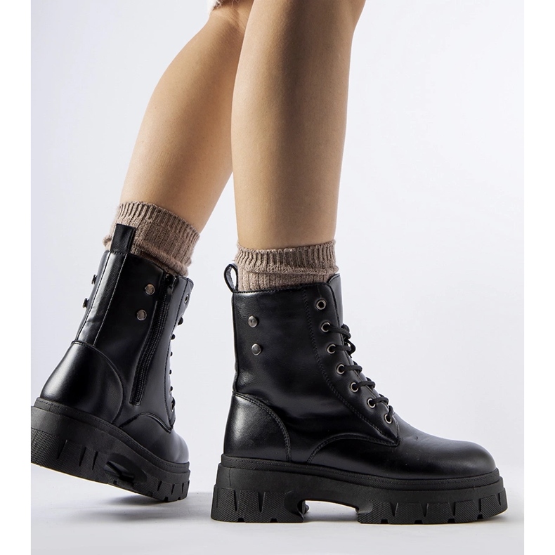 Mustat työläissaappaat, joissa paksumpi Melicucca-pohja 1