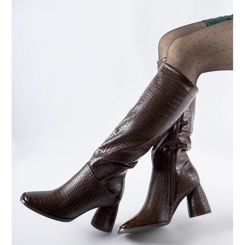 Ruskeat saappaat, joissa on neuvoston kohokuviointi 1