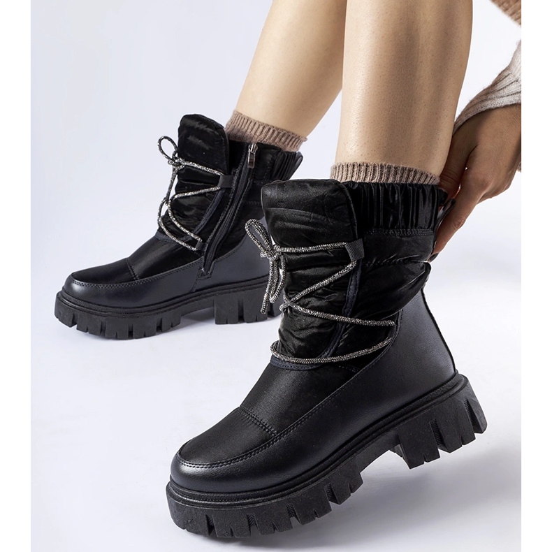 Mustat lumisaappaat Pettenascon strassit 1