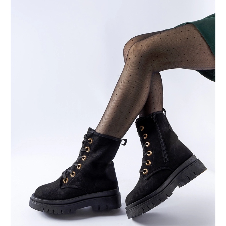 Mustalla eristettyjä Montella-työläisiä 1