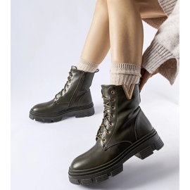 Tummanvihreät eristetyt työntekijöiden saappaat Fru-leikkauksella 1