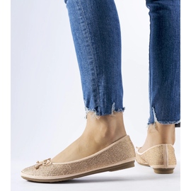 Hulotais-zirkoneilla koristeltu beigenvärinen balettiasunto 1