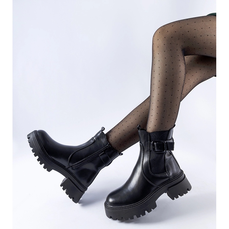 Mustat eristetyt saappaat Casola-soljella 1