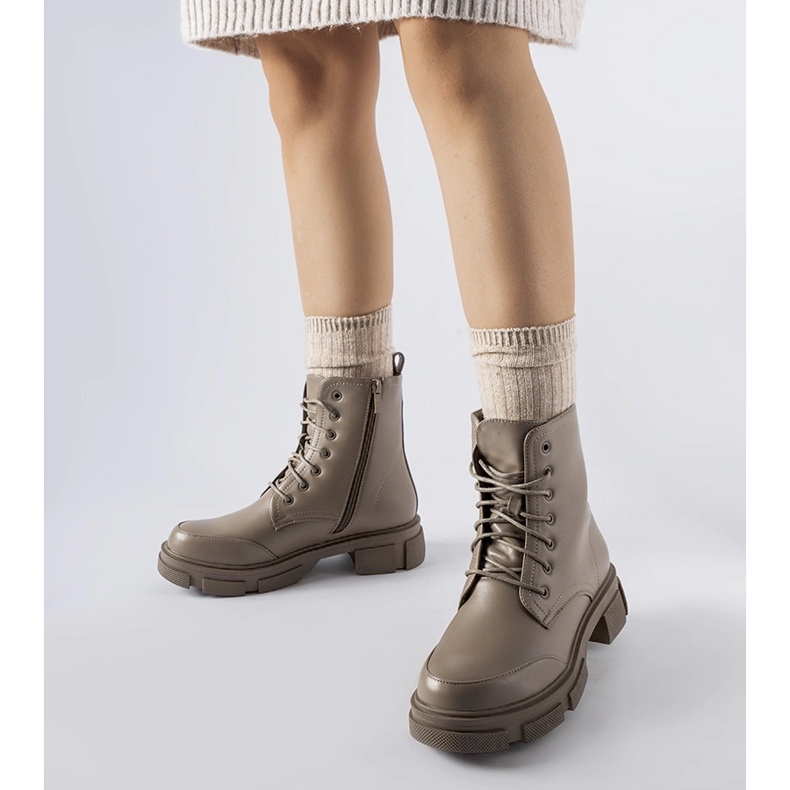 Harmaa ja ruskea eristetty Cunningham työntekijät 1