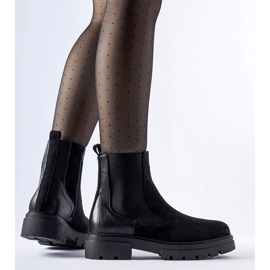 Mustat nilkkurit massiivisella Hodges-pohjalla 1