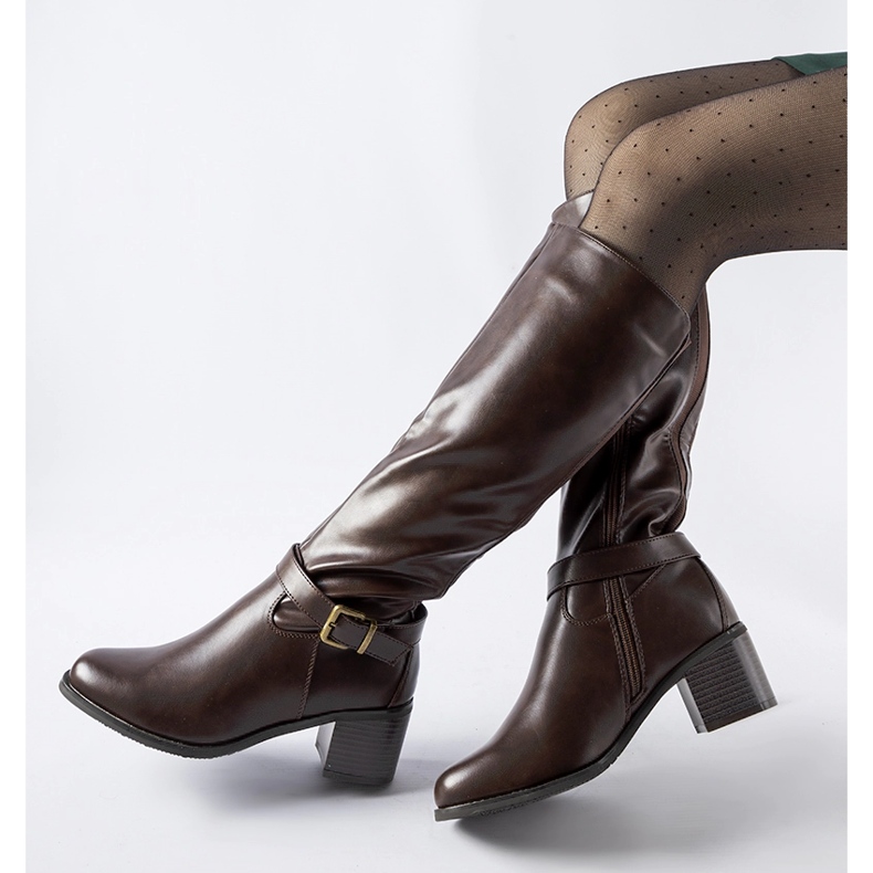 Tummanruskeat saappaat koristeellisella Ernest-soljella 1