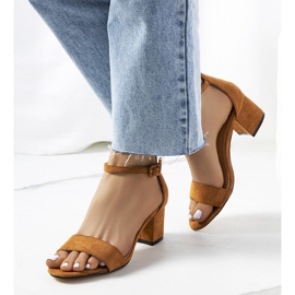 Ruskeat sandaalit Deshe-postissa 1