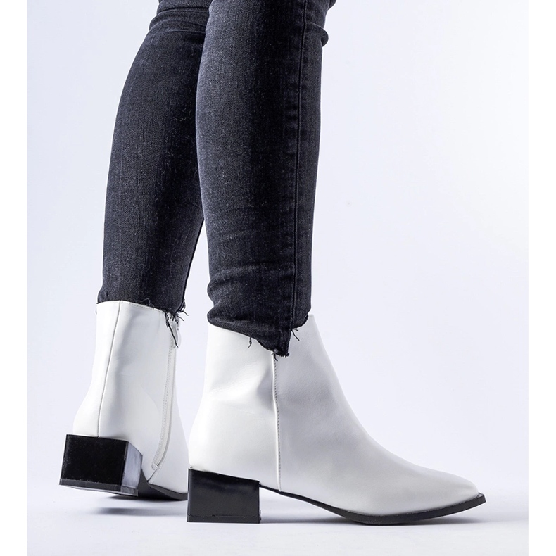 Valkoiset eristetyt nelikantaiset Boris-saappaat valkoinen 1