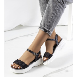 Mustat sandaalit Nandy-alustalla 1